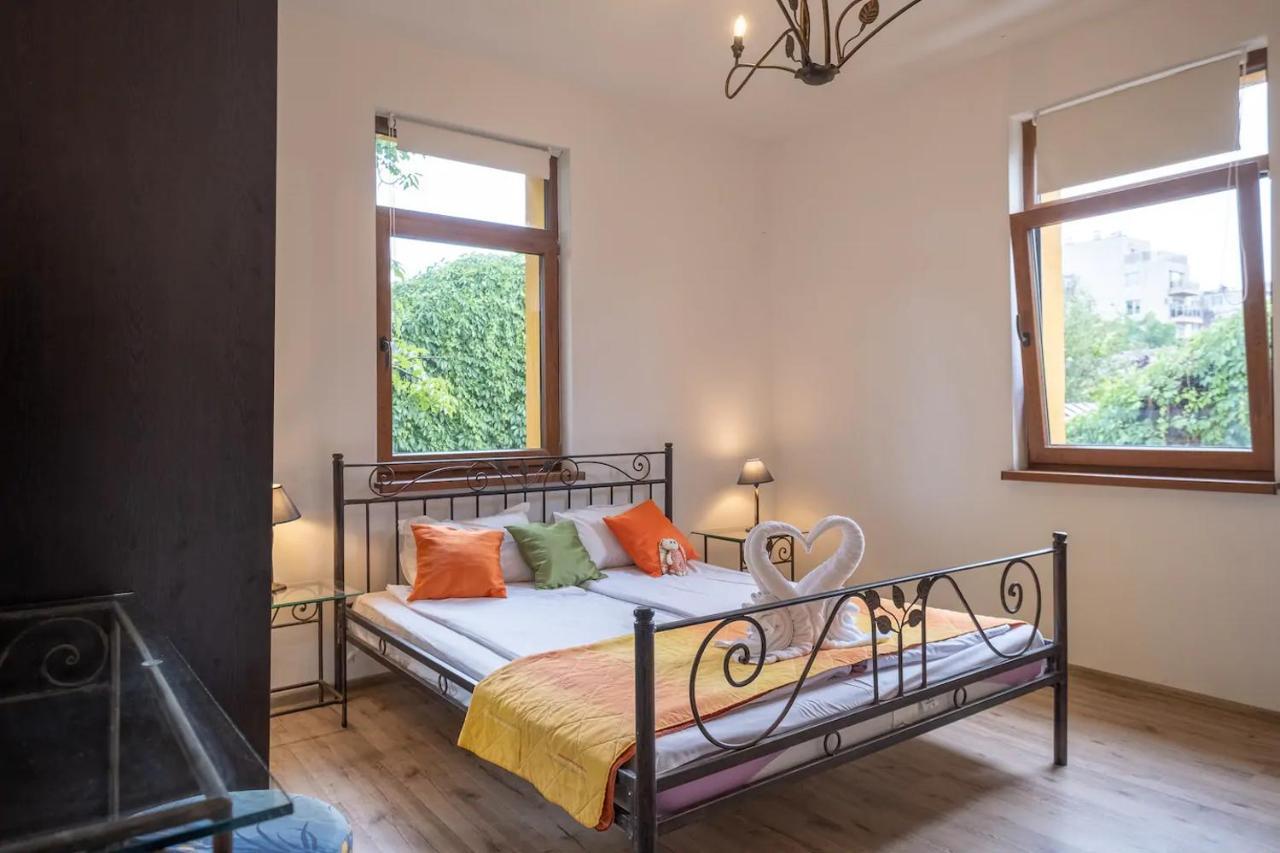 Entire Central House With Guest Rooms & Garden Sofia Bagian luar foto